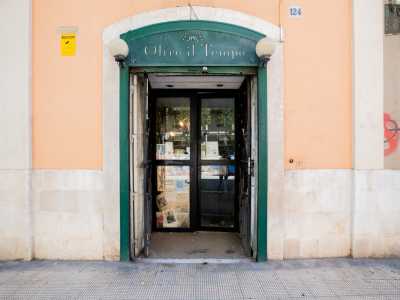 Ci dirigiamo ora in via De Rossi dove da trent�anni si trova �Oltre il tempo�, dell�80enne Dario Cal�. Sotto l�insegna verde, ci colpiscono le vetrine ricoperte da fogli di giornale, messi l� per celare i beni di valore che si nascondono all�interno